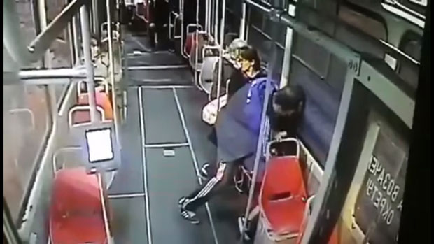 САСЛУШАНА ДЕВОЈЧИЦА НАПАДНУТА У ТРАМВАЈУ: Молила путнике за помоћ, а они окретали главу!